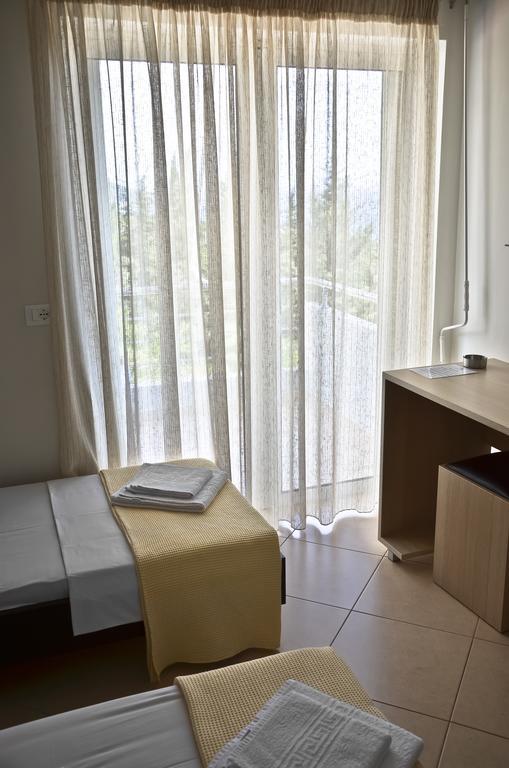 Perivolos Apartments Dhërmi Quarto foto